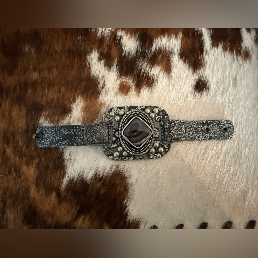 EUC Vintage LEATHEROCK Soft Leather Stone Silver  Black Textured Bracelet Cuff